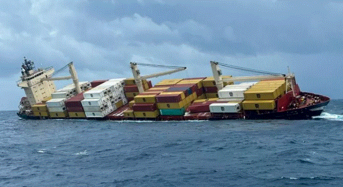 Photo of केरल तट पर डूबा लाइबेरियाई जहाज, कंटेनर बहकर पहुंचे किनारे