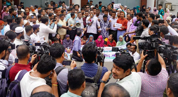 Photo of बांग्लादेश में नए सेवा कानून का पुरजोर विरोध