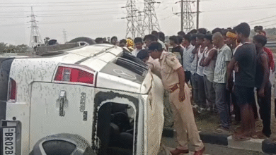 Photo of  हाईवे पर बिजली के पोल से टकराते हुए पलटी बोलेरो