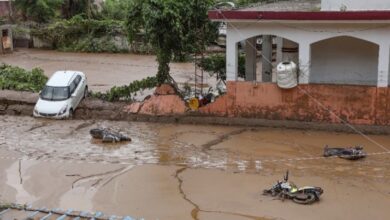 Photo of श्रीनगर में बाढ़ जैसी स्थिति… बिजली-पानी, आवागमन और इंटरनेट पर आफत