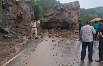 Photo of जम्मू-कश्मीर में मौसम बना आफत: मलबा गिरने से दो घंटे बंद रहा हाईवे