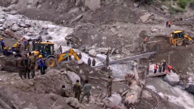 Photo of जम्मू-कश्मीर : मलबे में सांसों की तलाश,आंखें नम और मन हताश…