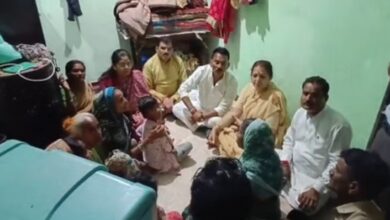 Photo of महिला की बेरहमी से हत्या, पीड़ित परिवार से मिले मंत्री सिलावट