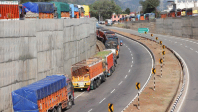 Photo of कश्मीर की तरफ भारी वाहनों के लिए बंद रहा श्रीनगर-जम्मू राष्ट्रीय राजमार्ग