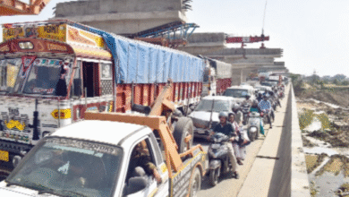 Photo of त्योहारी भीड़ और ट्रकों का जाम, जम्मू की सड़कें बनीं पार्किंग जोन
