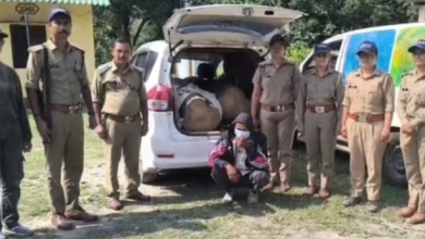 Photo of कार पर रेलवे का बोर्ड लगा दौड़ा रहा था तस्करी की गाड़ी