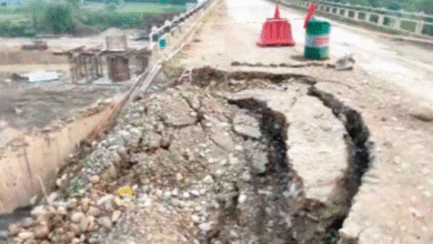 Photo of जम्मू-श्रीनगर: बारिश ने फिर किया नुकसान, सड़क धंसने से मचा हड़कंप