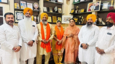 Photo of पंजाब: मोगा की विधायक अमनदीप ने हरमनप्रीत कौर के माता-पिता को किया सम्मानित